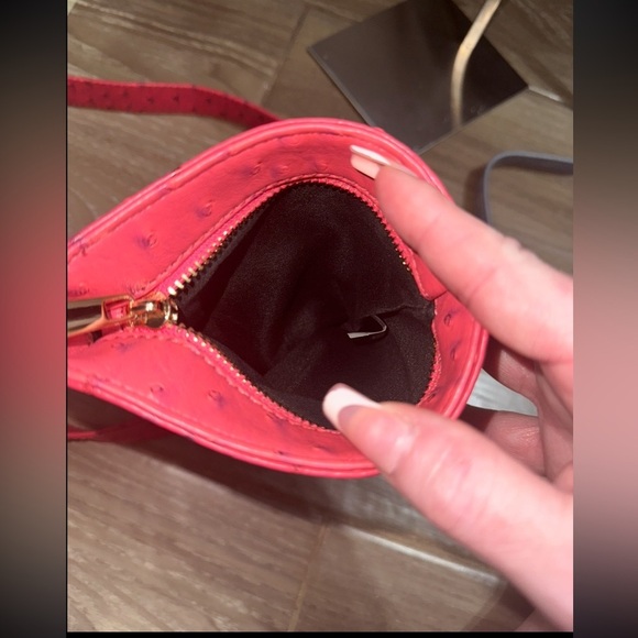 Unique faux ostrich Red pyramid bag with zipper closure - Picture 5 of 8
